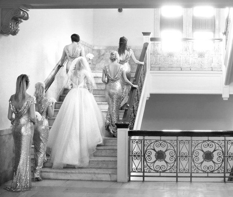 bridesmaids-going-up-stairs-s-araujo-photography