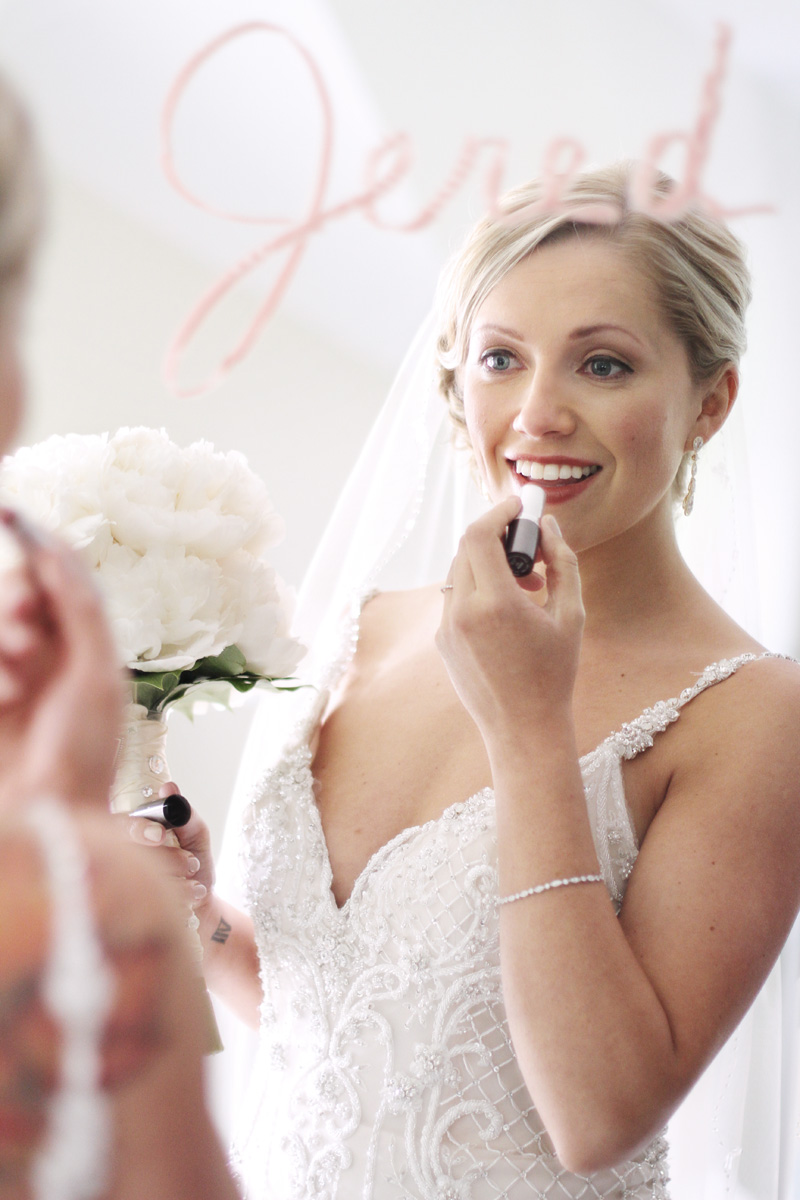 bride-putting-on-lipstick