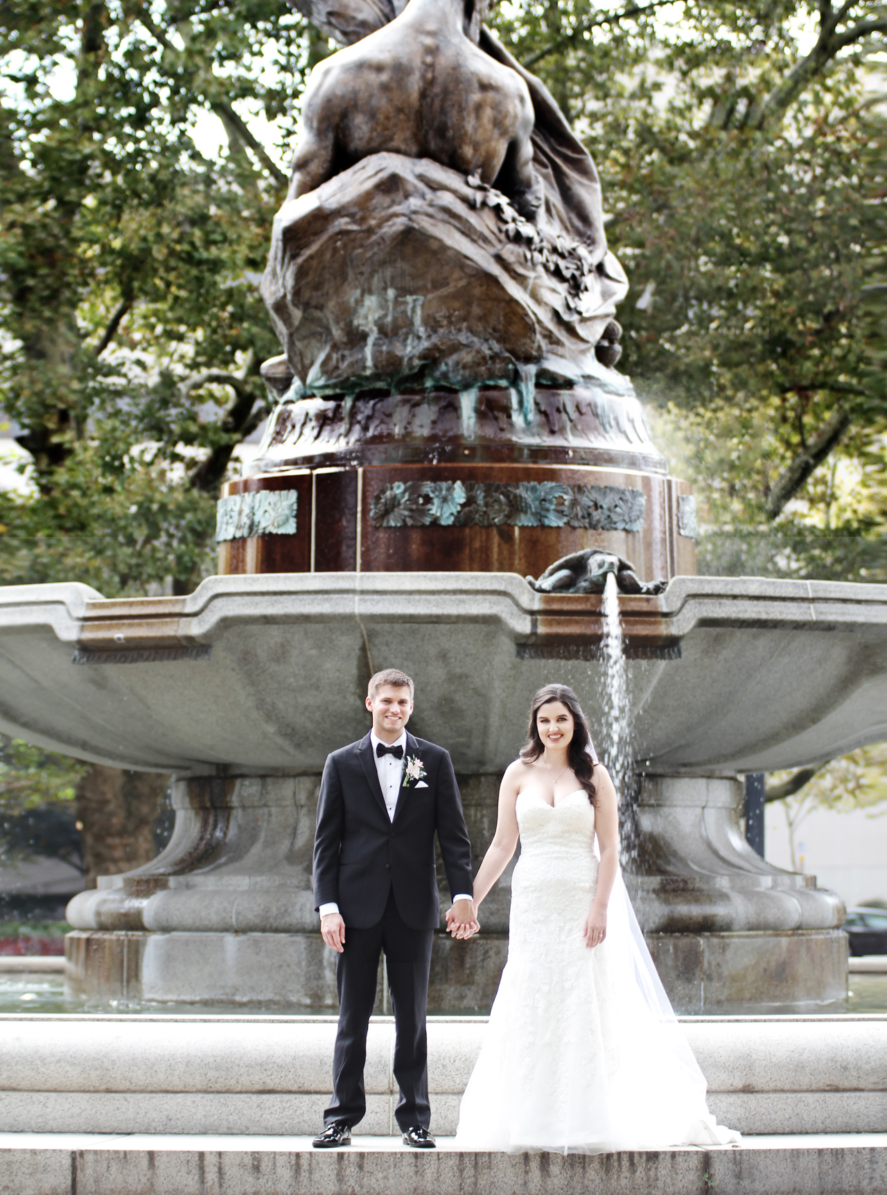 couple-at-fountain