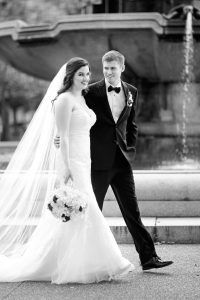 newlyweds-walking-at-fountain